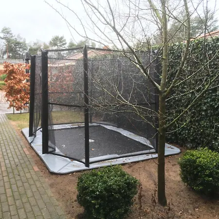 Cosy Holiday In With A Trampoline בית נופש *